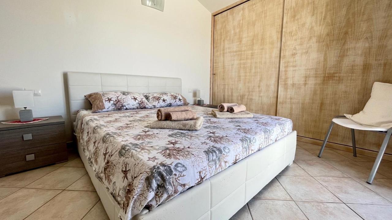 Ferienwohnung Attici Con Terrazzo Vista Mare Calasetta Exterior foto