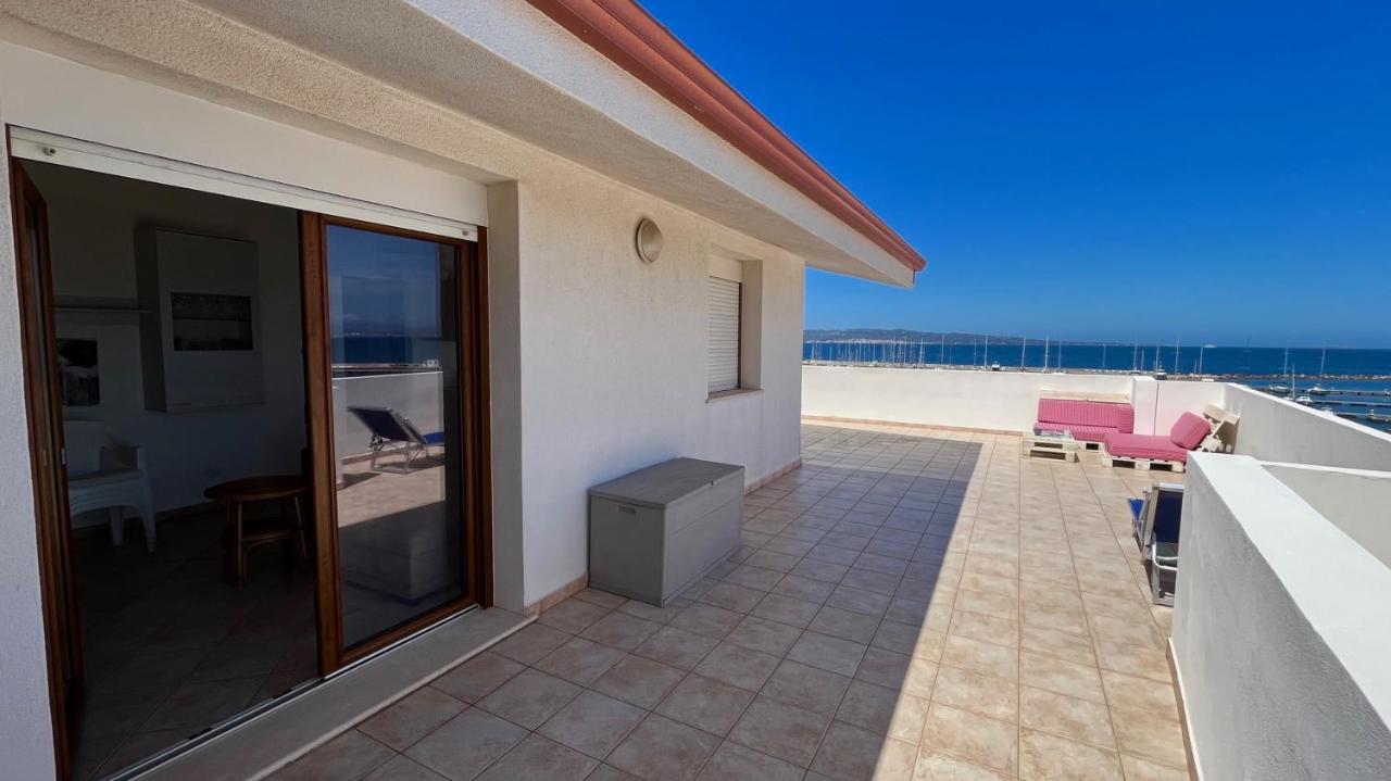 Ferienwohnung Attici Con Terrazzo Vista Mare Calasetta Exterior foto
